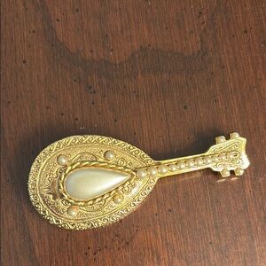 Elegant Gold Brooch with Pearl Accents